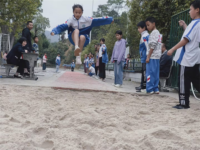 1729155426789056.jpg 跳远.jpg