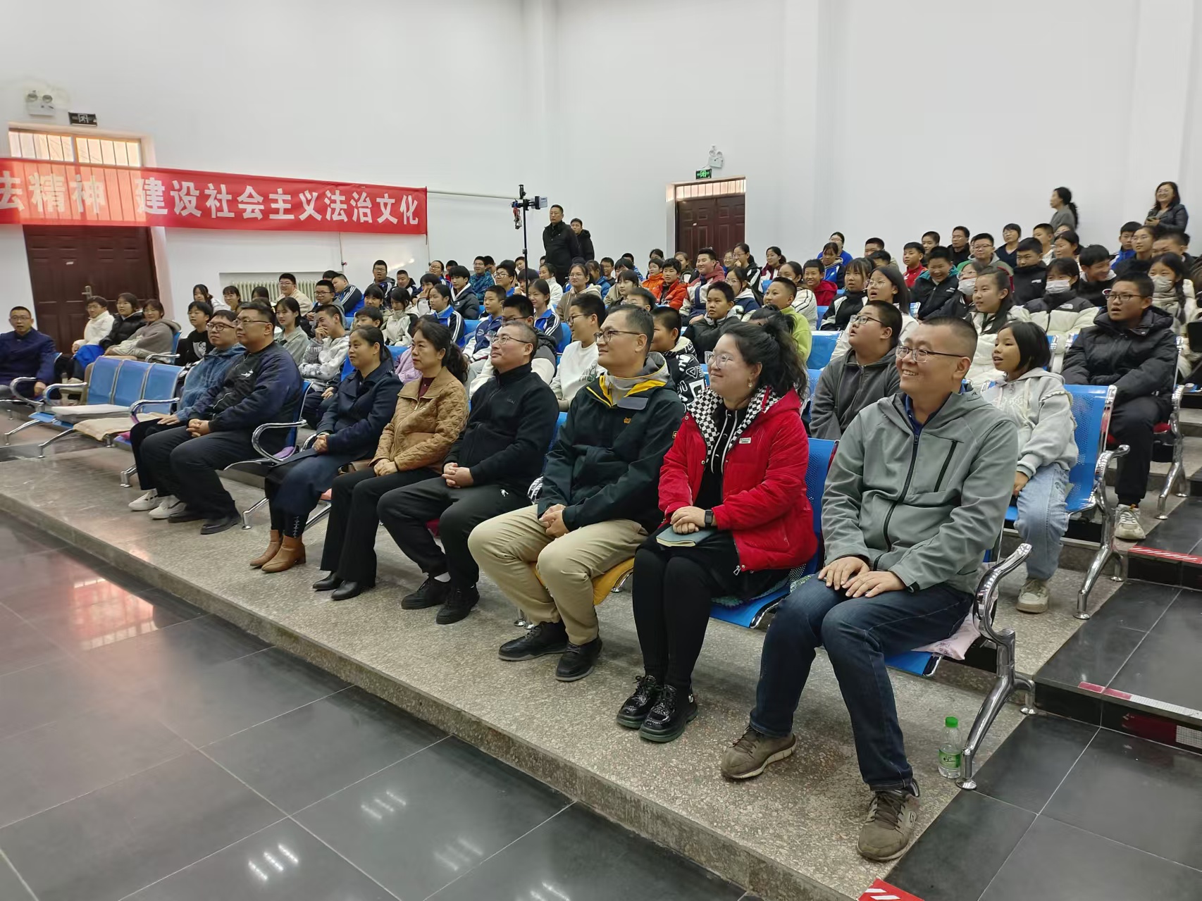 大庆市红岗区关工委、区司法局、八百垧街道党工委联合组织“阳光普法进校园 法治护航未成年”普法剧进校园舞台演出活动 (2).jpg