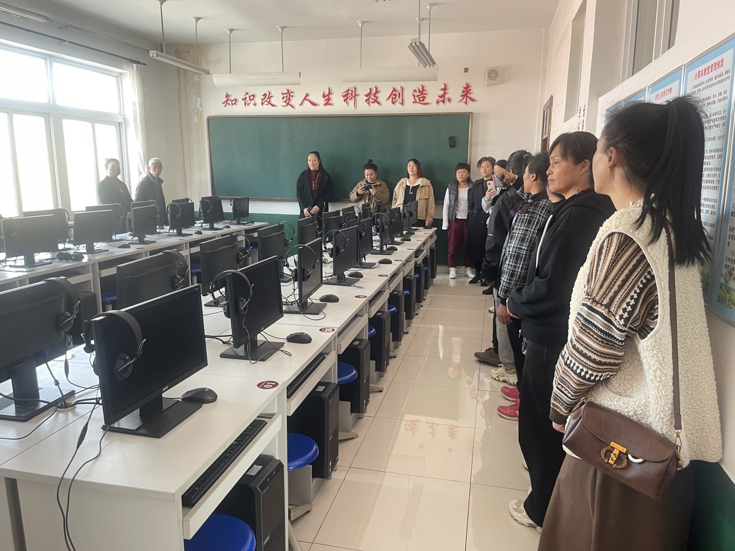 1730271814814227.jpg 元宝山区风水沟小学关工委家长开发日活动照片19pg_副本.jpg