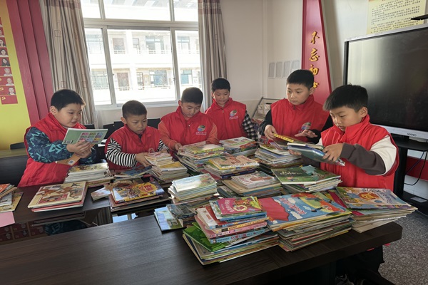 震泽实验小学小蚕宝携手面包树公益  爱心绘本搭建知识桥梁--.jpg