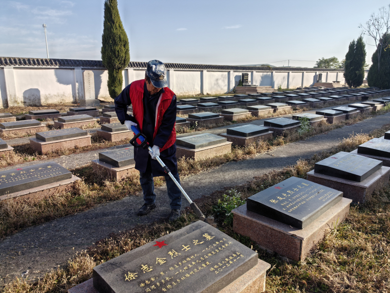 1732951446745007.jpg 11.30清扫陵园2.jpg
