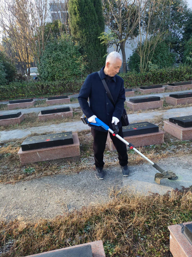 1732951475959560.jpg 11.30清扫陵园1.jpg