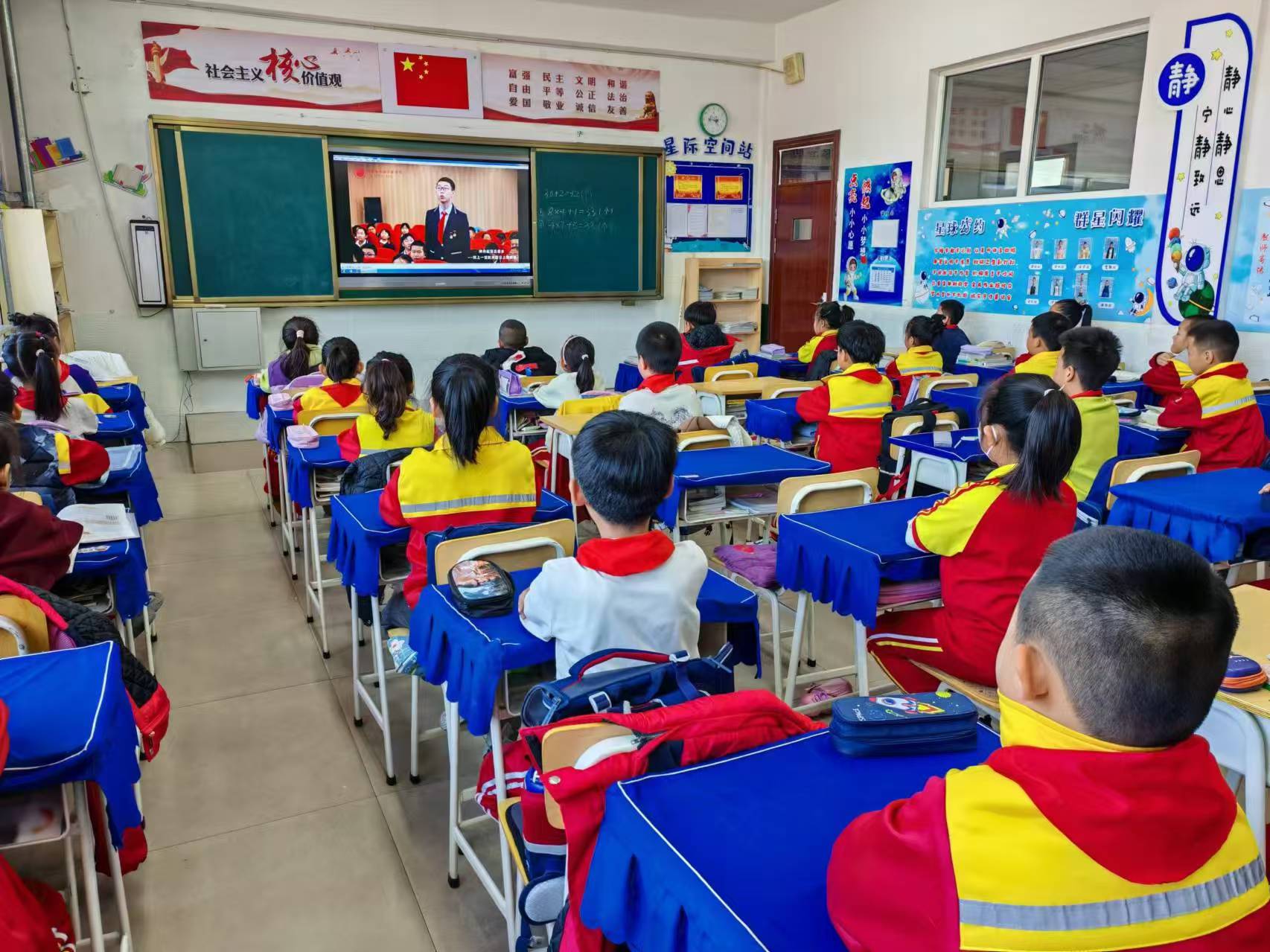 元宝山区元宝山矿区小学“神舟起落是吾乡”观影活动照片5.jpg