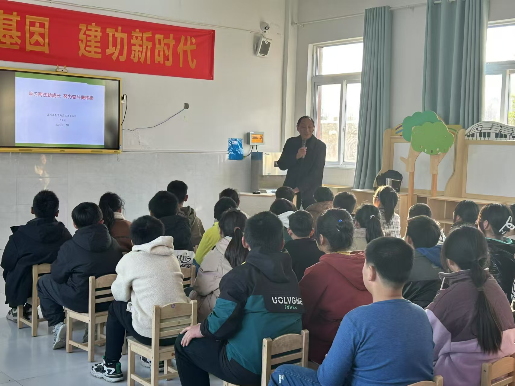 1733282640289630.jpg 法治宣传进校园 老少同台讲“两法”.jpg