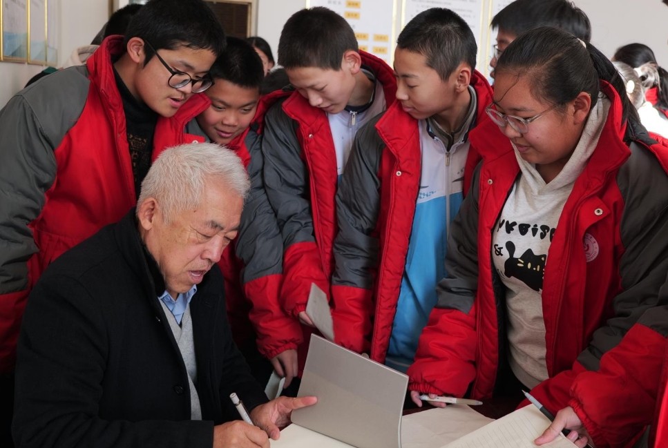 1733575877143733.jpg 元宝山中学“五老”进校园活动照片2.jpg