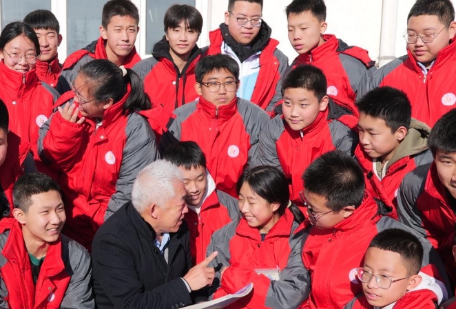 1733575904267797.jpg 元宝山中学“五老”进校园活动照片1.jpg