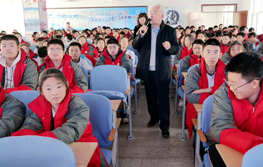 1733576413570639.jpg 元宝山中学“五老”进校园活动照片3_副本.jpg