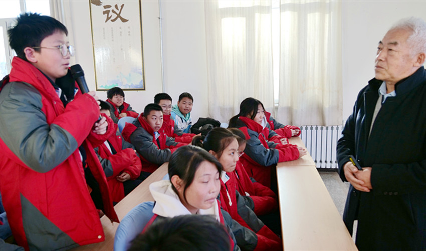 1733576455861823.jpg 元宝山中学“五老”进校园活动照片5_副本.jpg