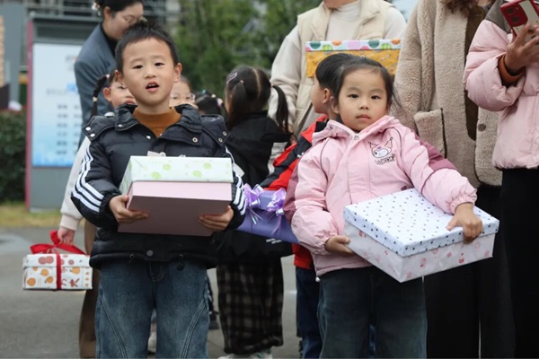 桃源镇举行“鞋盒礼物”暖冬计划.jpg