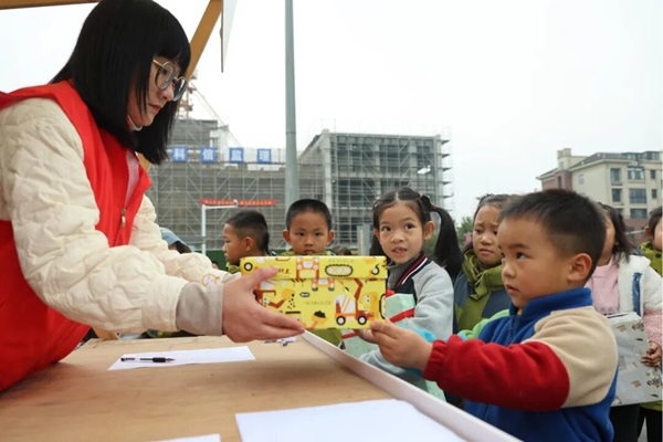 桃源镇举行“鞋盒礼物”暖冬计划2.jpg
