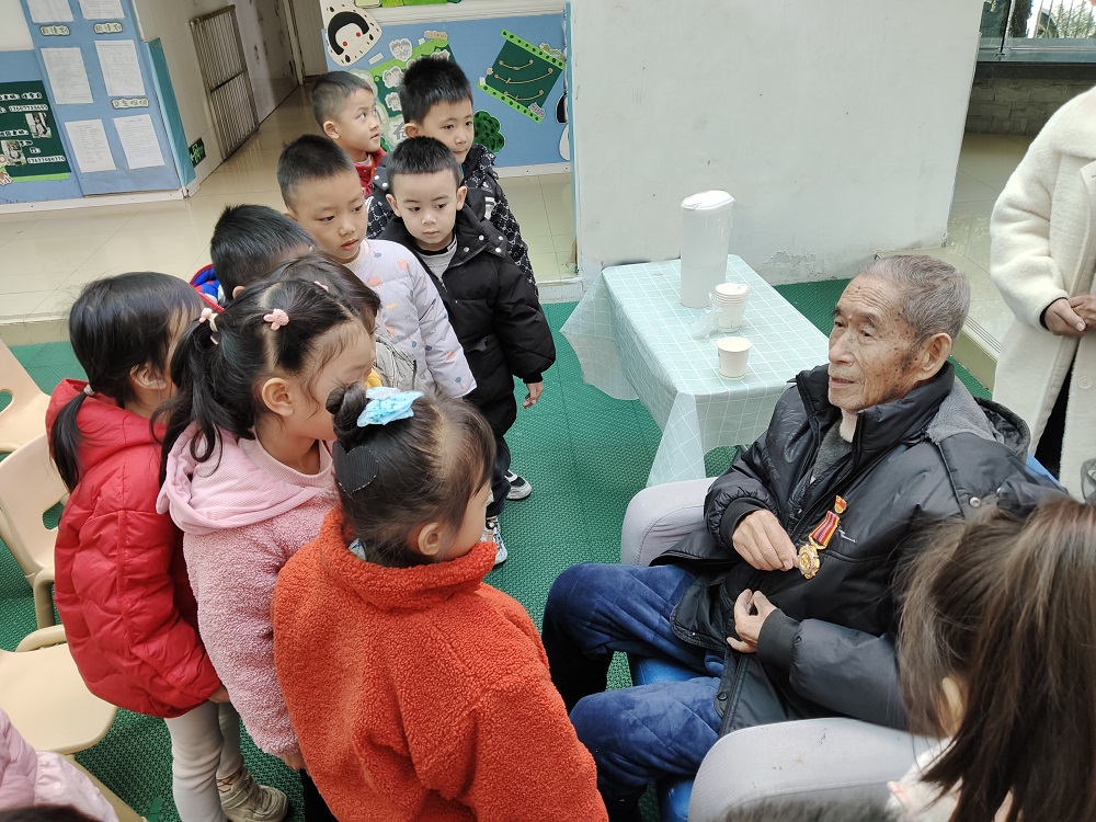 1734514997898013.jpg 5、小朋友们端详爷爷的荣誉勋章1.jpg