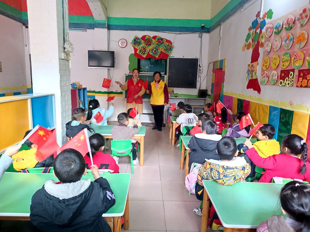 1734515234879769.jpg 孩子们开心的唱着歌曲《歌唱祖国》1.jpg