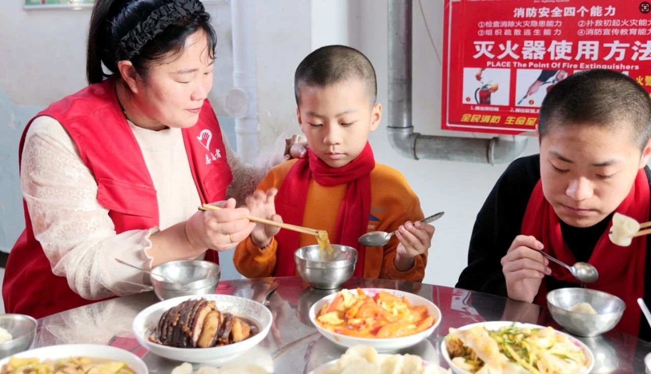 元宝山区草原兰哈达协会关工委新春佳节陪困境儿童吃饺子活动照片9.jpg