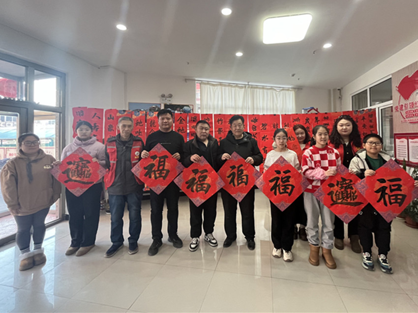 元宝山区平庄城区街道星海社区关工委新春送福活动照片1_副本.jpg