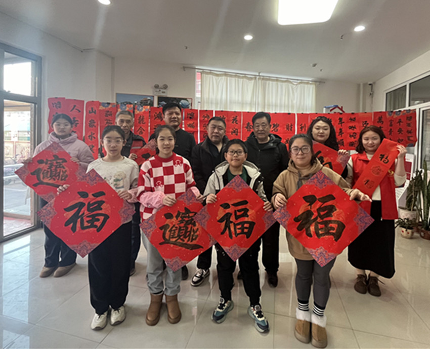 元宝山区平庄城区街道星海社区关工委新春送福活动照片2_副本.jpg