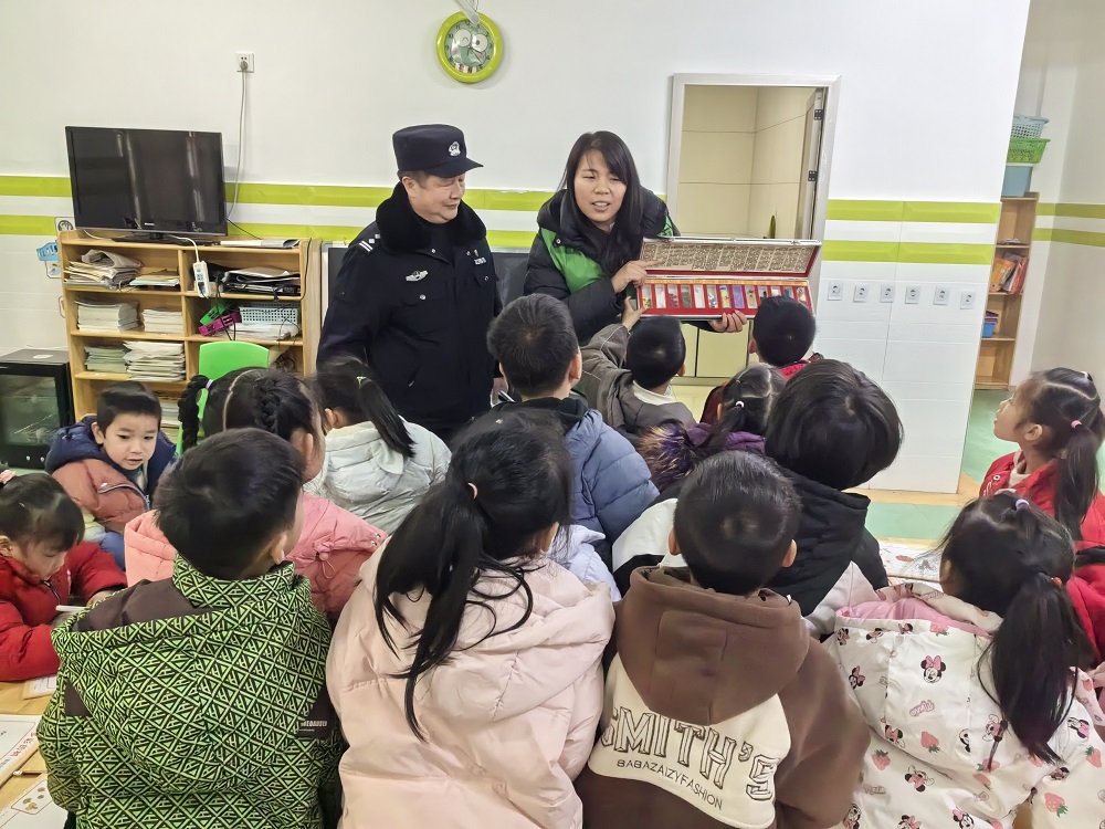 1739865397347480.jpg 民警和禁毒社工向小朋友讲解什么是毒品1.jpg