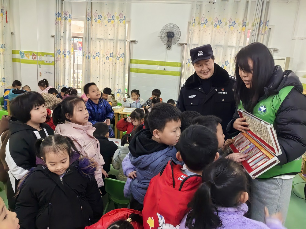 1739865404462788.jpg 小朋友在认真观察毒品模型1.jpg