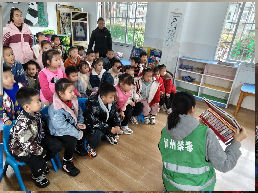 工作人员生动有趣的讲解毒品知识和反诈知识22.jpg