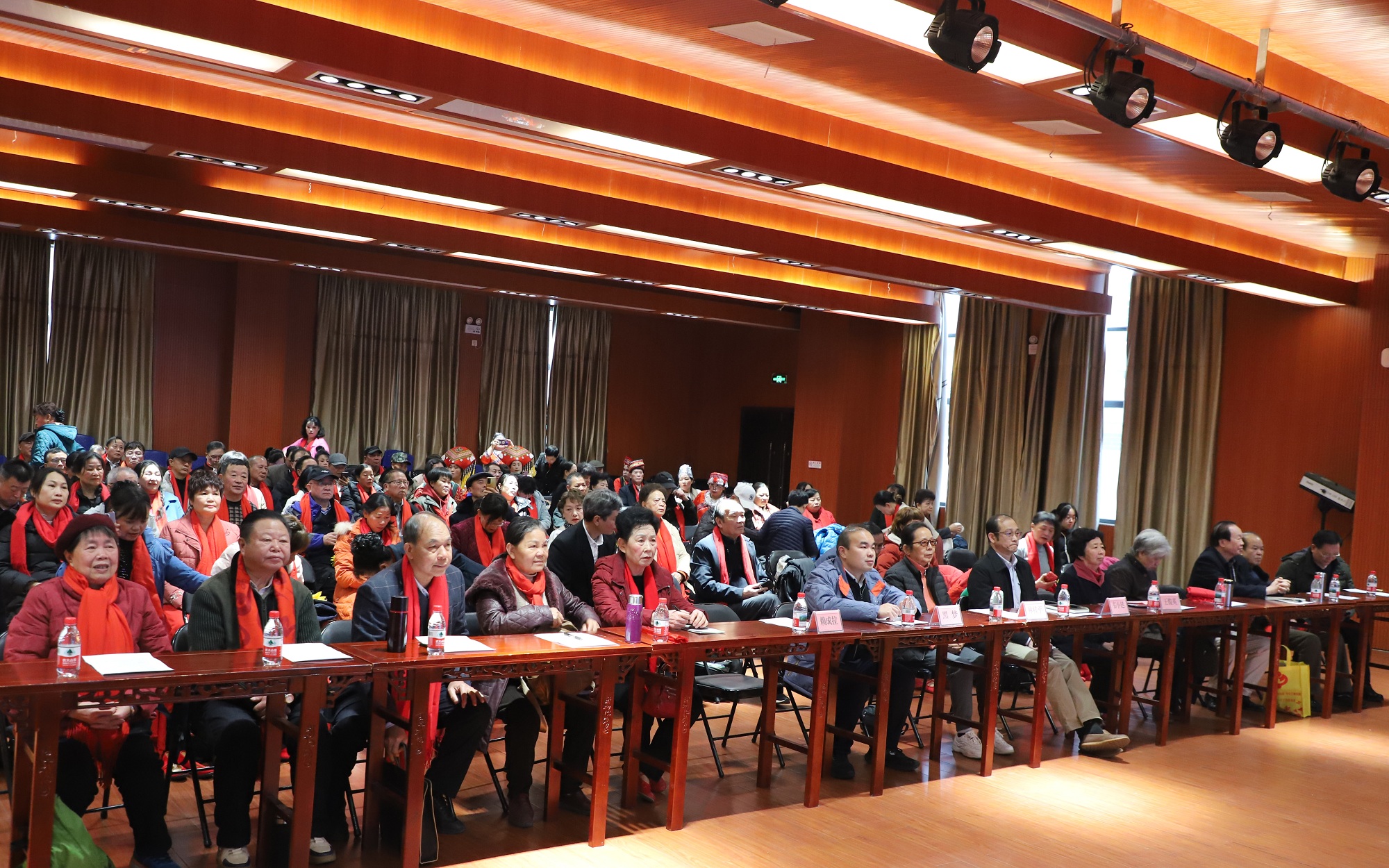 与会人员观看市关工委2024年工作总结视频（正面）.jpg