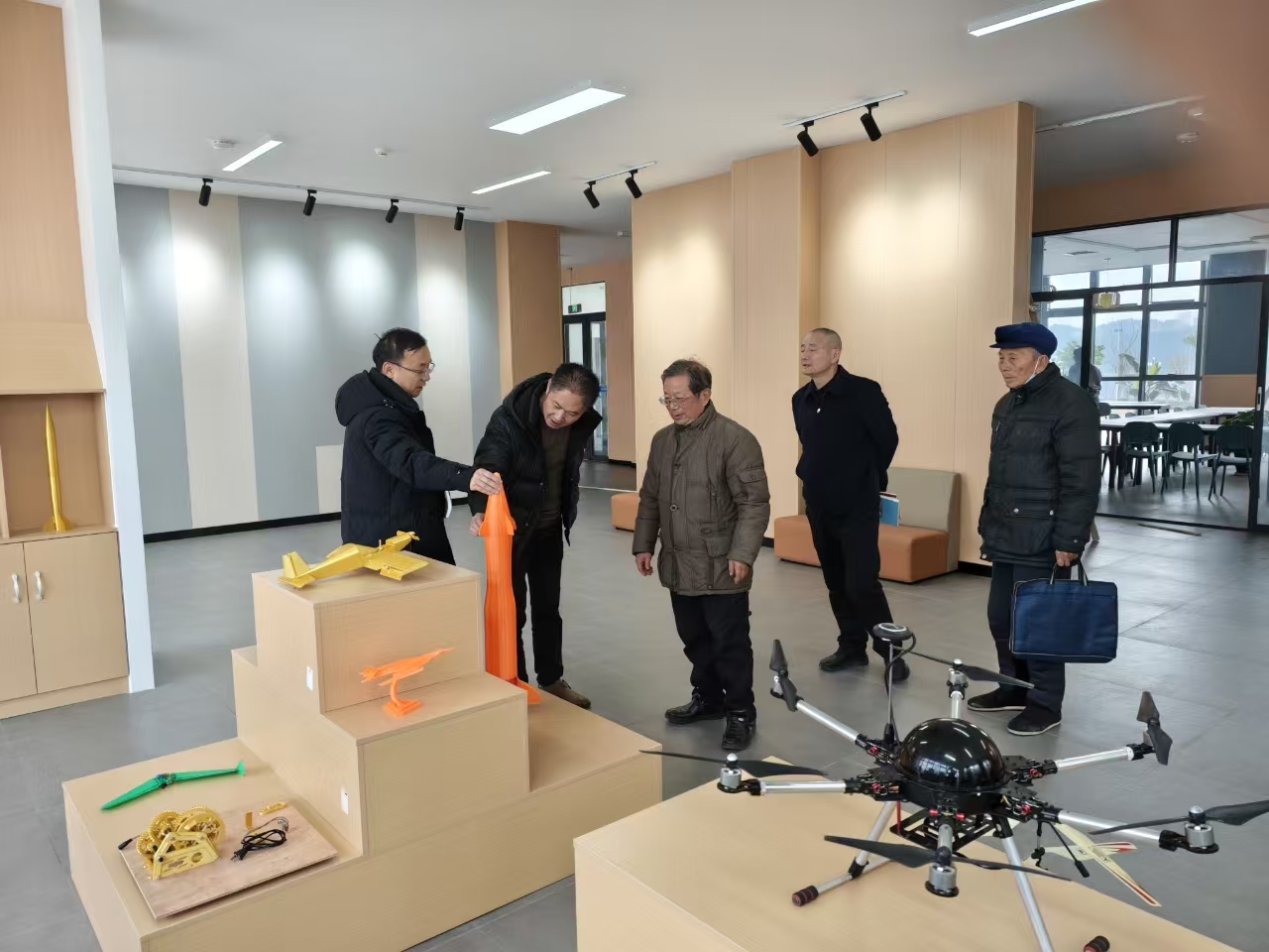 1740730280930889.jpg 黄元龙江南初中调研照片1.jpg