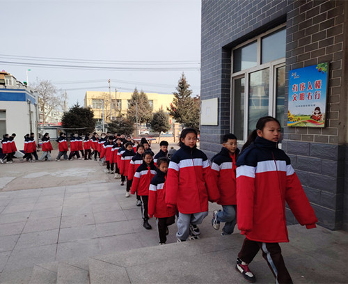 1741089748421444.jpg 元宝山区平矿二小文明齐步走 路队展风采活动照片12_副本.jpg