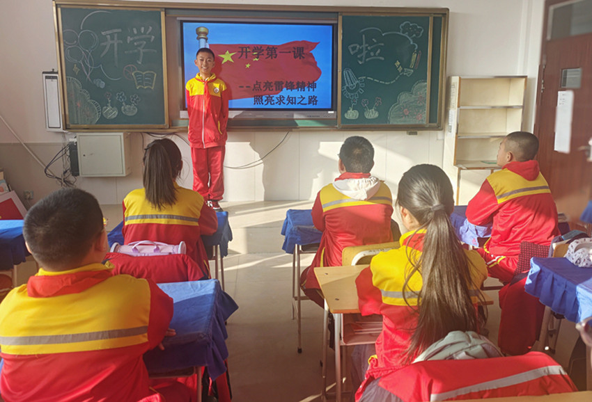 1741182178238310.jpg 元宝山区元宝山矿区小学开学第一课——学雷锋活动照片37_副本.jpg