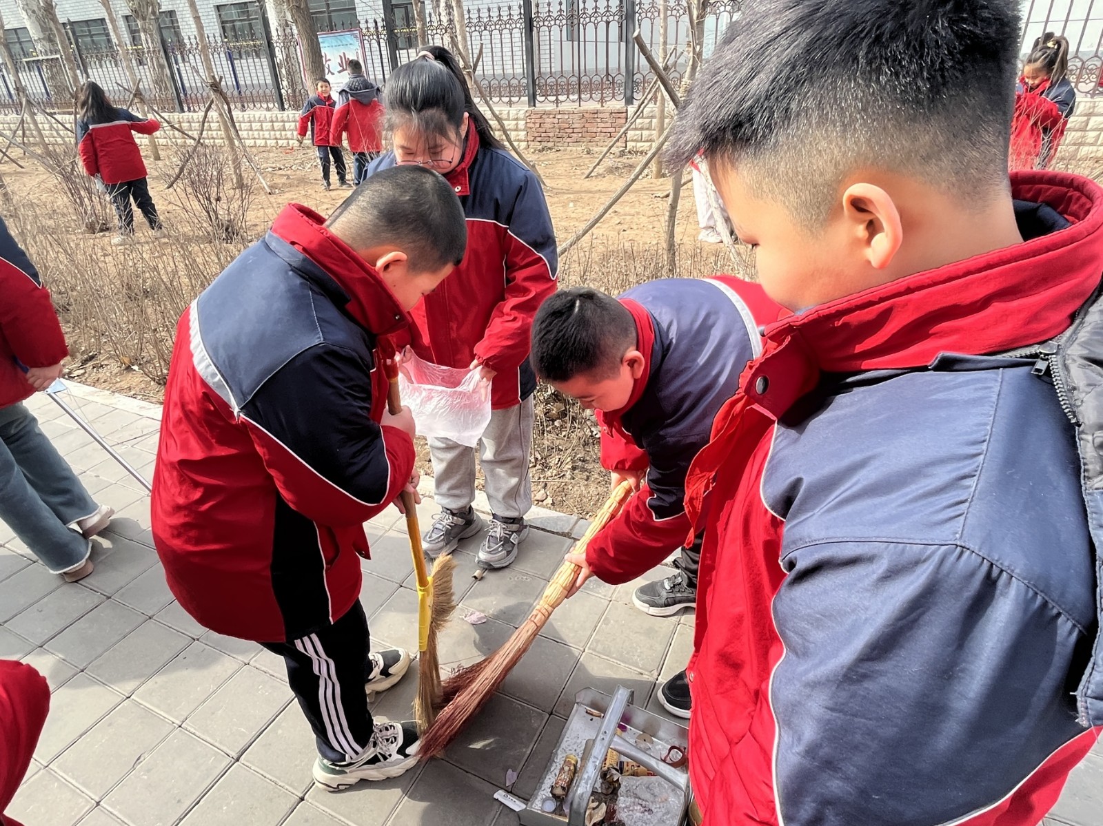 1741229842633185.jpg 元宝山区星光小学传承雷锋精神系列活动照片4_副本.jpg