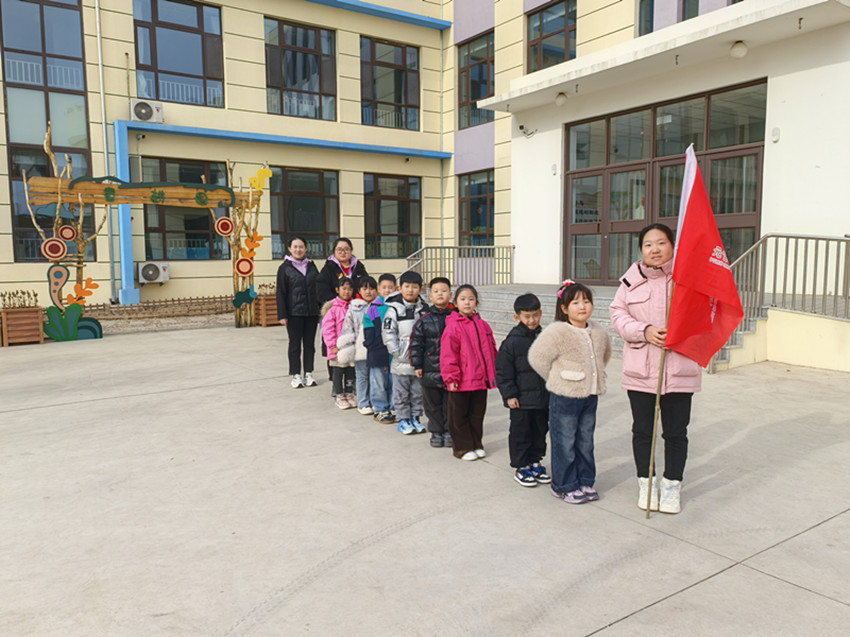 1741526203549476.jpg 元宝山区第八幼儿园关工委“萌娃学雷锋,爱心在行动“活动照片4_副本.jpg