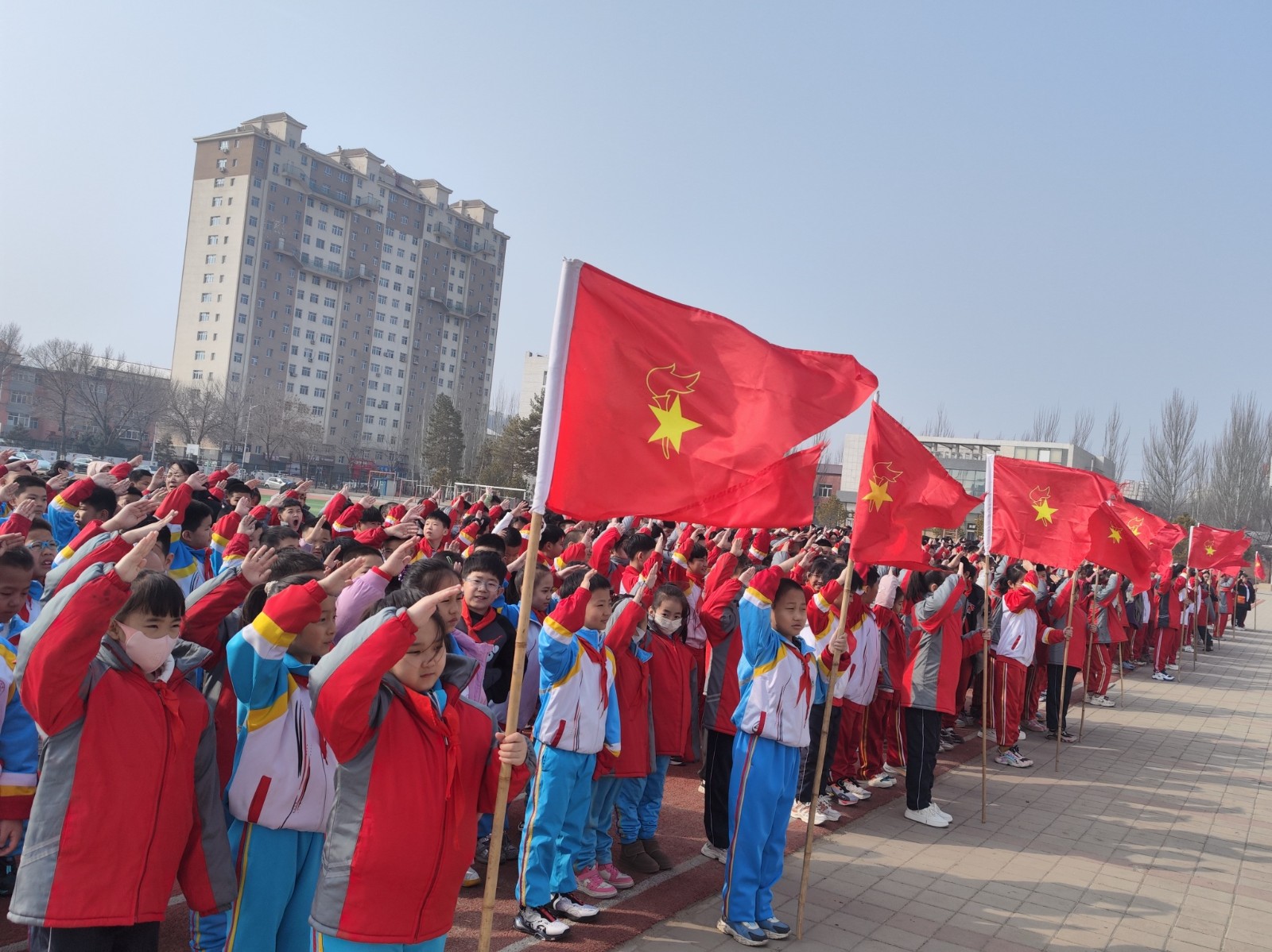 1741919705587659.jpg 元宝山区元宝山小学植树节活动照片18_副本.jpg