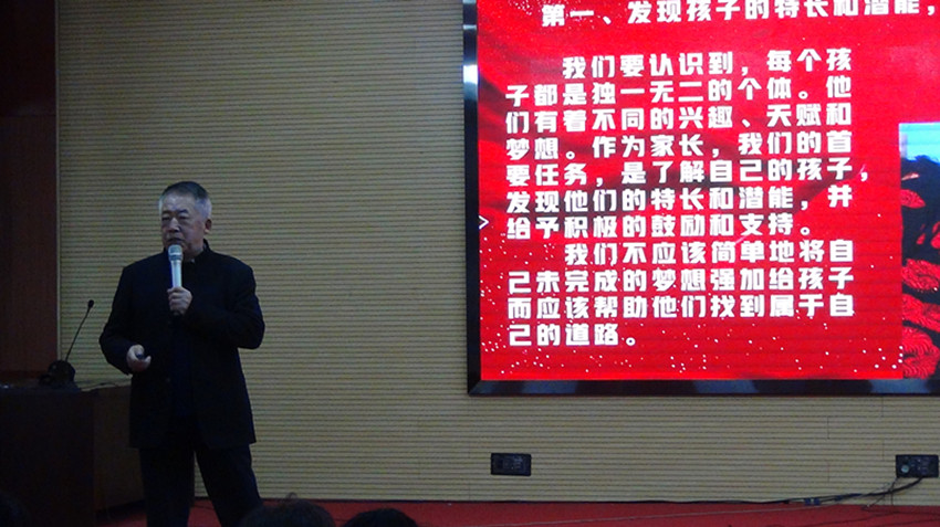 1742221040401870.jpg 元宝山区实验中学“五老”进校园活动照片5_副本.jpg