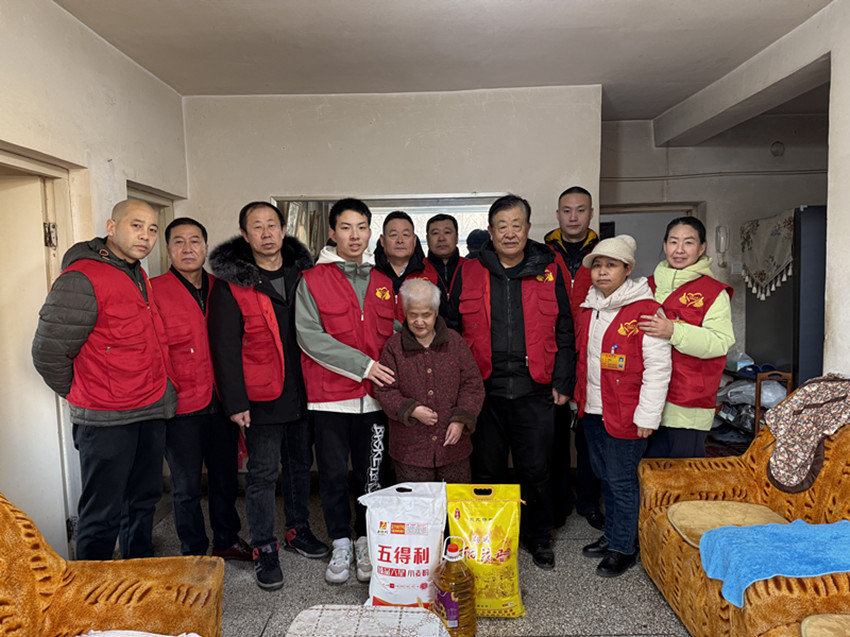 1742290086836283.jpg 元宝山区平庄城区街道星海社区关工委新春慰问残疾人活动照片2_副本.jpg