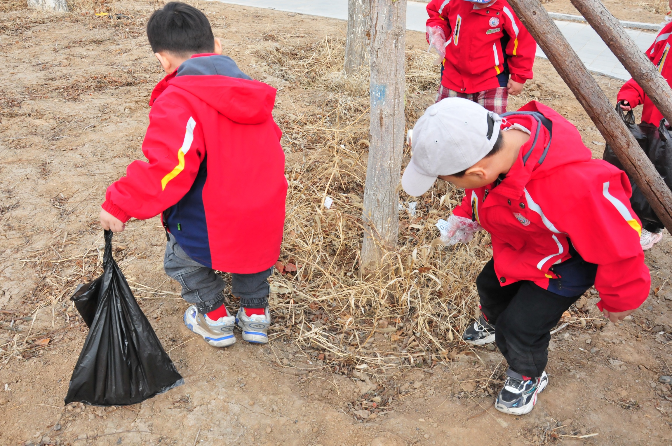 1742869720688360.jpg 元宝山区第六幼儿园学雷锋活动月活动照片10_副本.jpg