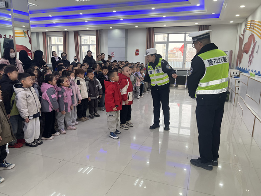 1742973020902550.jpg 元宝山区东城街道银河社区关工委法治安全教育活动照片2_副本.jpg