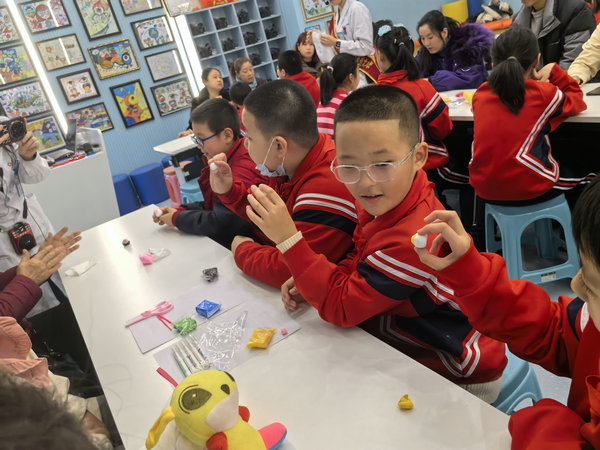 1743062781927546.jpg 让孩子了解眼球结构.jpg