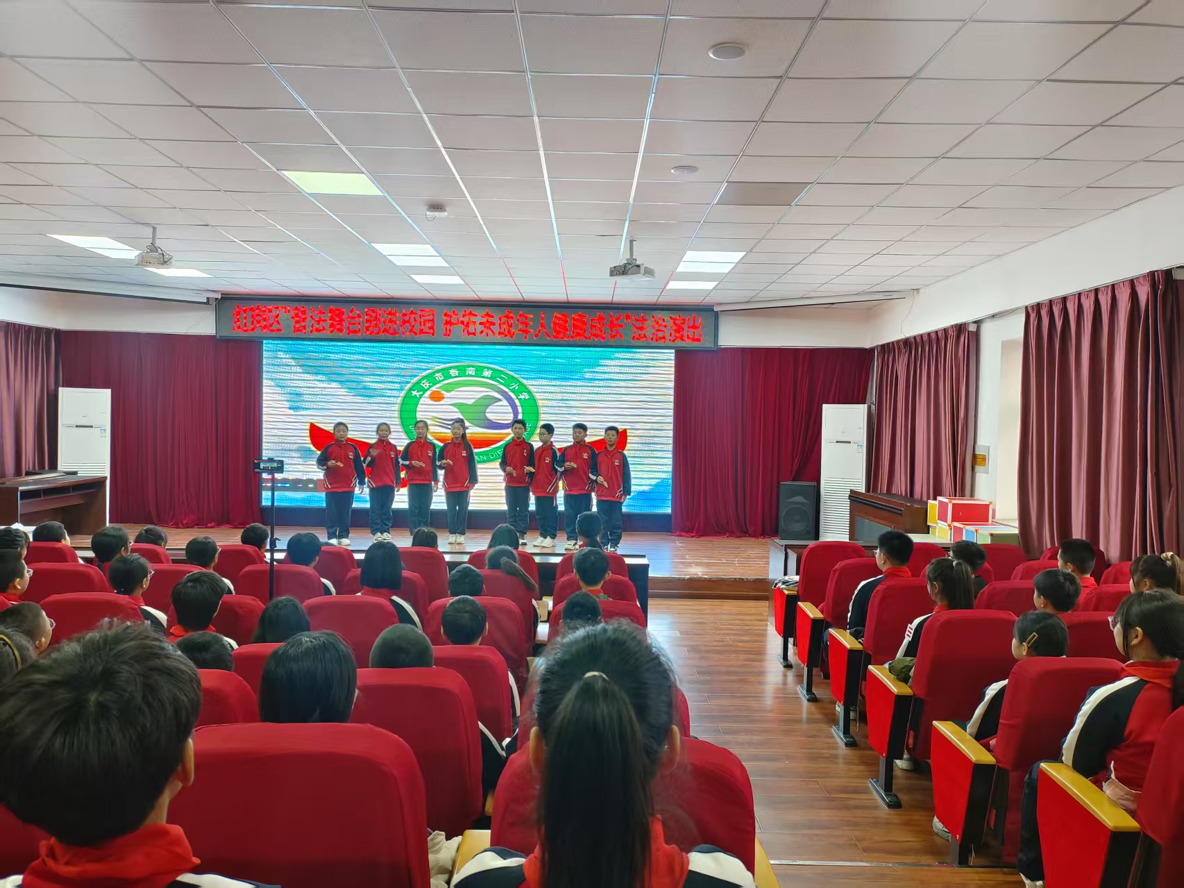 普法剧进校园首场演出 (4).jpg