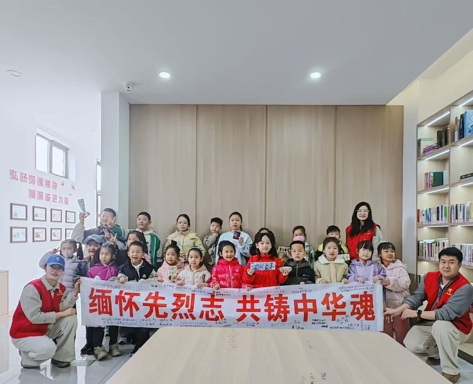 1743404826551293.jpg 元宝山区平庄西城街道阳光社区关工委清明节故事分享活动照片3.jpg