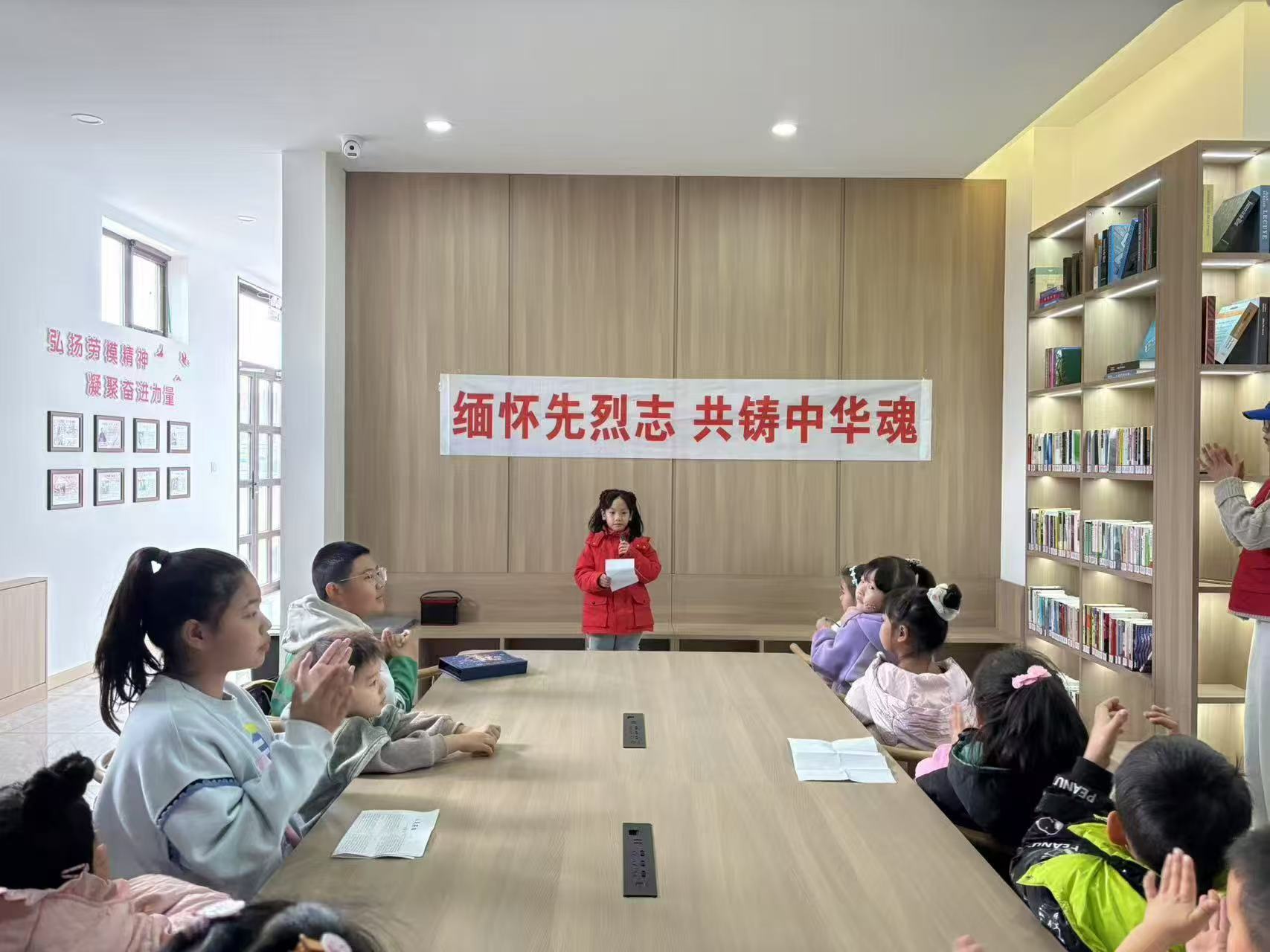 1743404864820043.jpg 元宝山区平庄西城街道阳光社区关工委清明节故事分享活动照片1.jpg