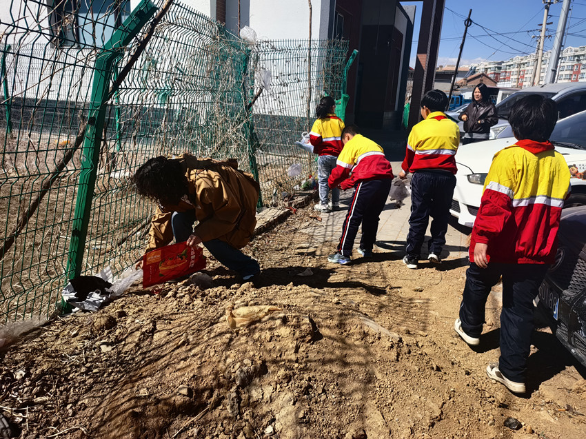 1743517396913400.jpg 元宝山区建昌营小学学雷锋活动月照片19_副本.jpg