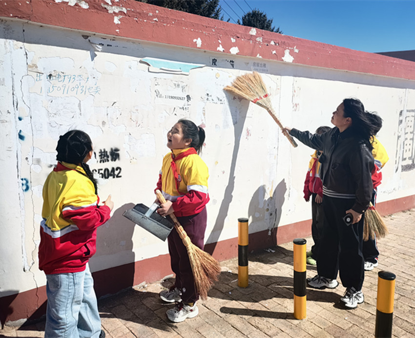 1743517484182642.jpg 元宝山区建昌营小学学雷锋活动月照片20_副本.jpg