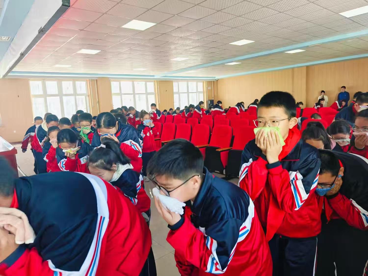 1744122816465037.jpg 元宝山区星光小学消防安全教育活动照片7.jpg