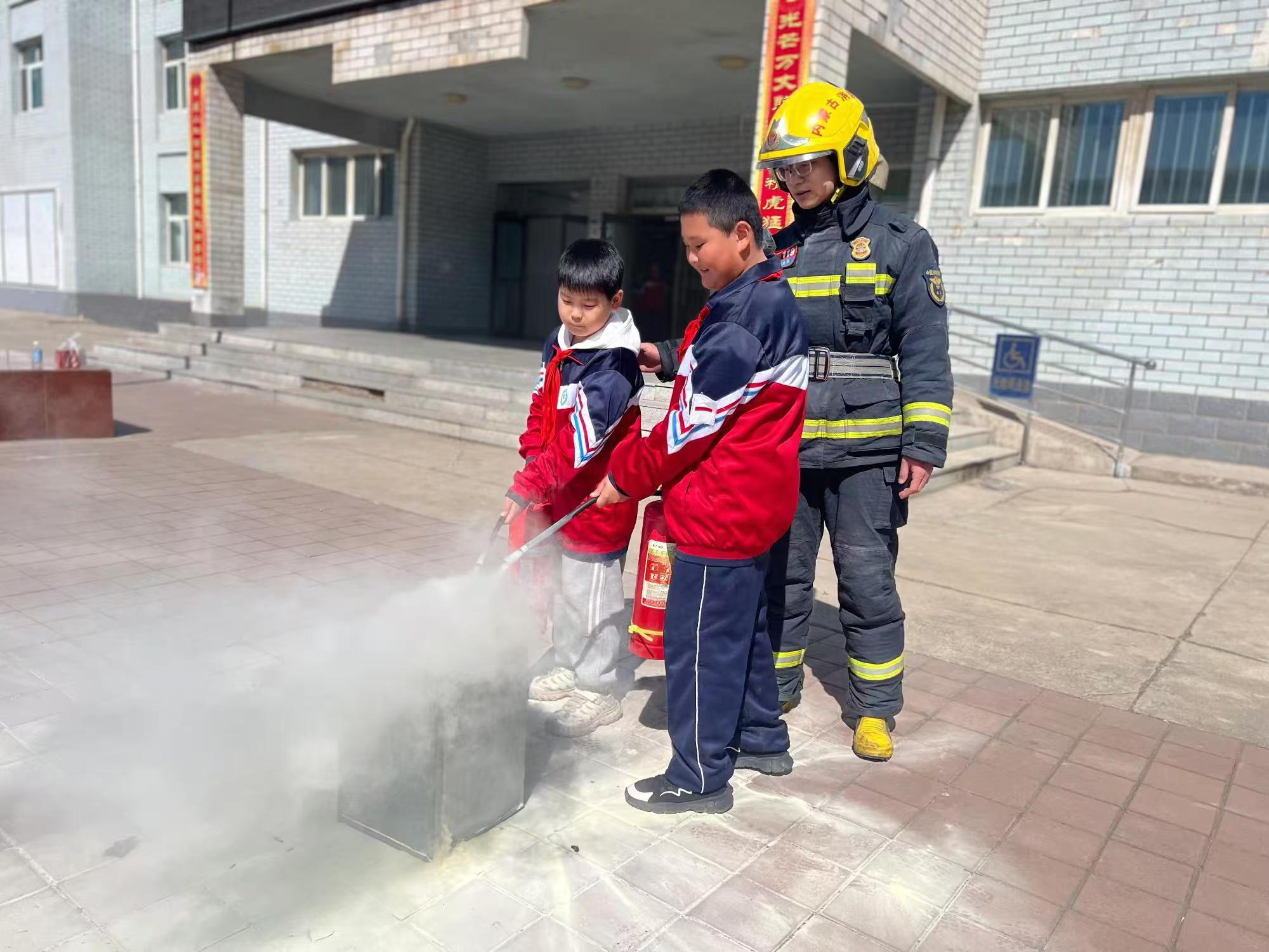 1744122845100244.jpg 元宝山区星光小学消防安全教育活动照片10.jpg