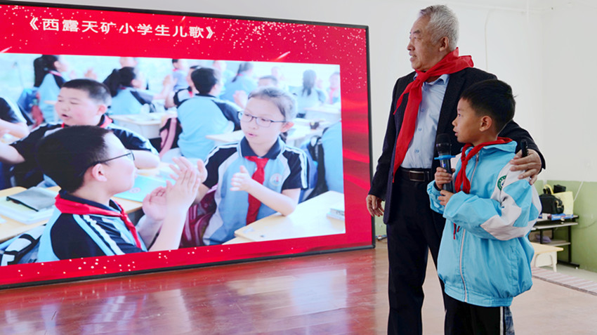 1745397798803910.jpg 元宝山区西露天矿区小学关工委开展“五老”进校园活动照片7_副本.jpg