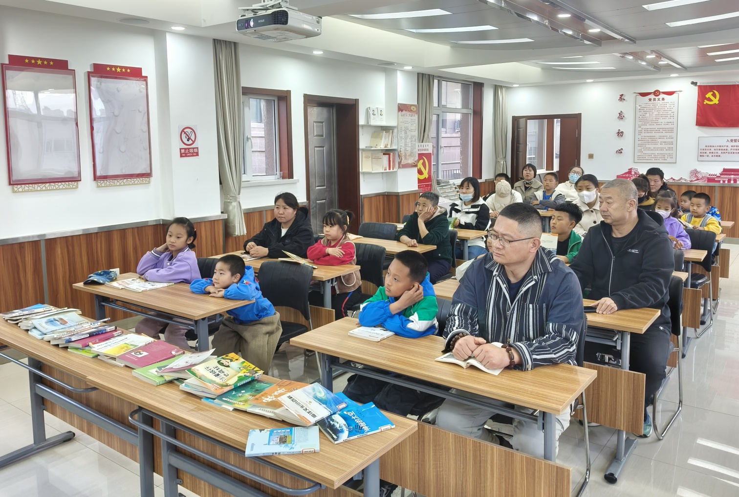 1745463045138529.jpg 元宝山区东城街道哈河街社区关工委读书日活动照片1_副本.jpg