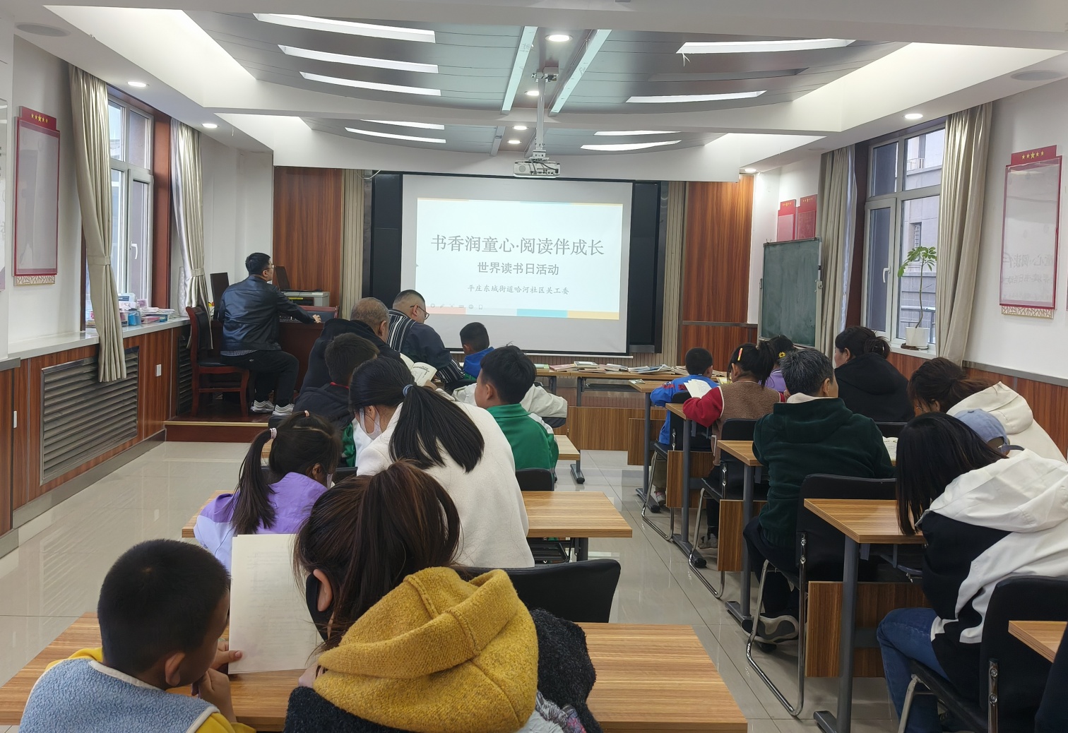 1745463074573597.jpg 元宝山区东城街道哈河街社区关工委读书日活动照片2_副本.jpg