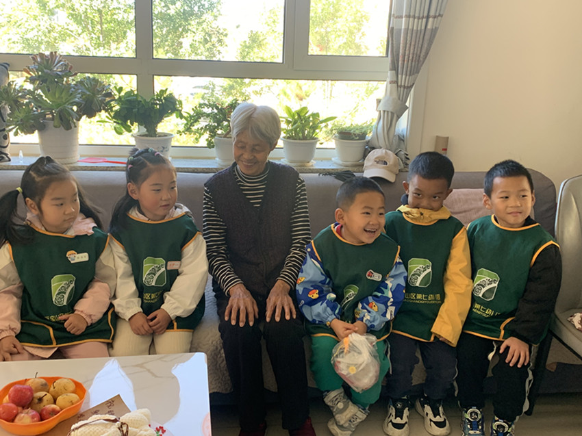 1745655967231849.jpg 元宝山区平庄西城街道新景四季东社区、七幼开展慰问老人活动照片1_副本.jpg