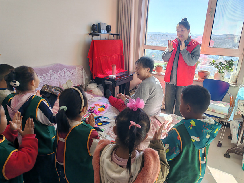 1745656018896948.jpg 元宝山区平庄西城街道新景四季东社区、七幼开展慰问老人活动照片2_副本.jpg