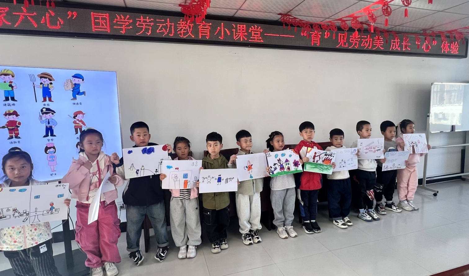 1745892737313558.jpg 元宝山区英河社区、二幼关工委开展“遇见劳动美,成长心体验”活动照片1_副本.jpg