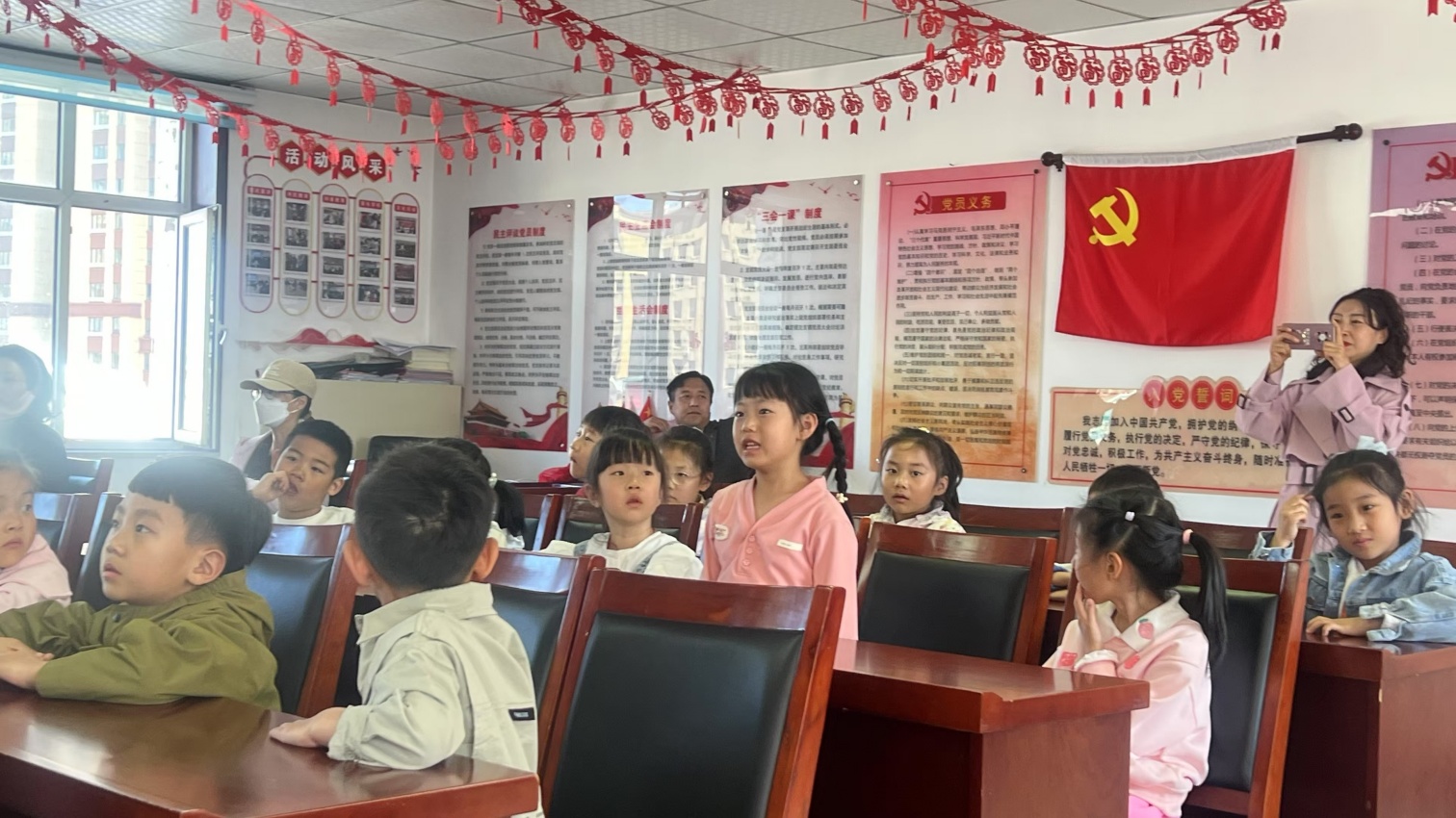 1745892805502705.jpg 元宝山区英河社区、二幼关工委开展“遇见劳动美,成长心体验”活动照片2_副本.jpg