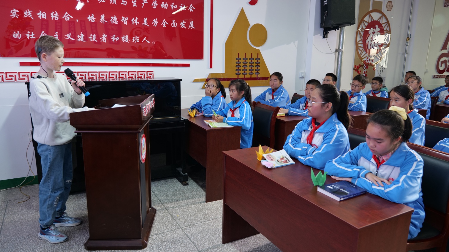 1746669614113422.jpg 元宝山区建昌营小学、草原蓝哈达协会关工委助残日活动照片3_副本.jpg