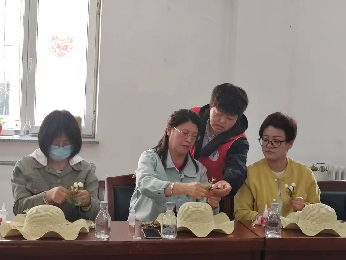 1746754495249190.jpg 元宝山区西城街道如意东社区关工委开展“巧制手工礼帽,传递浓浓温情”活动照片2.jpg